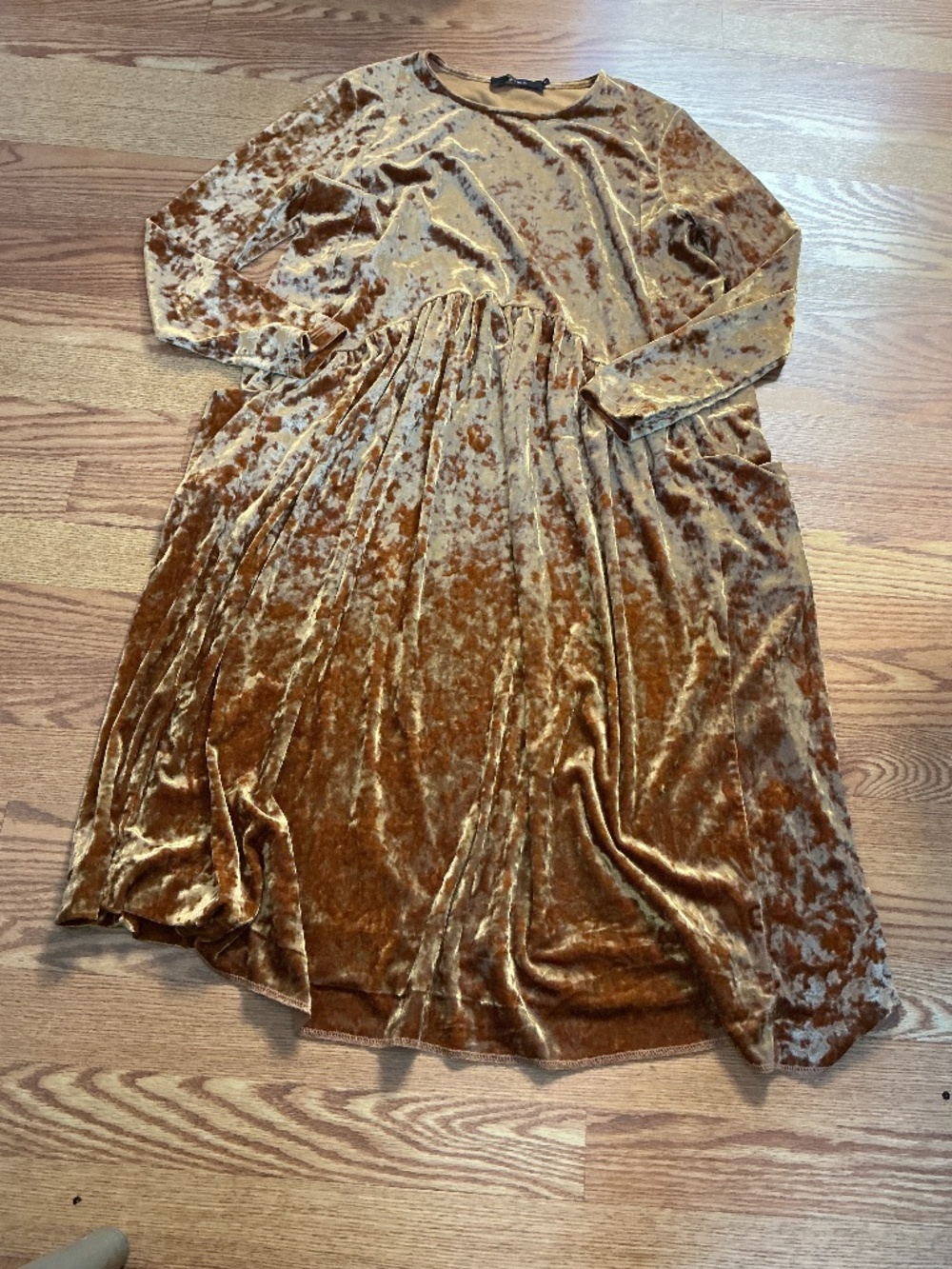 Solika Gold Crushed Velvet Long Sleeve Midi Dress Size M